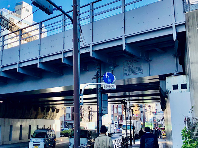 ③JR山手線の高架の下をくぐり駒沢通りを直進（恵比寿プライムスクエア方面）
