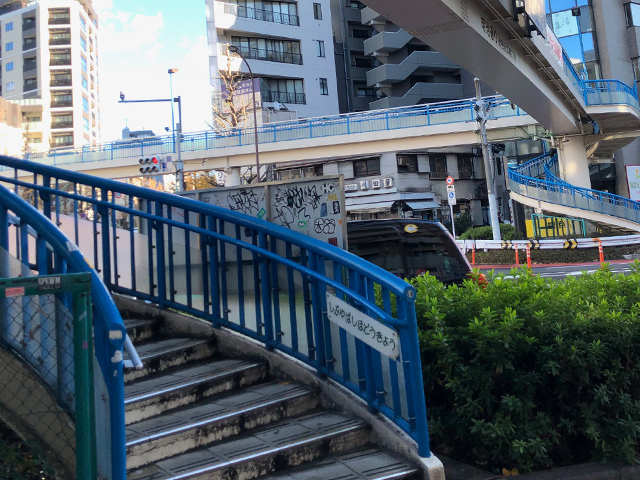 ⑥渋谷橋交差点の歩道橋を渡ります