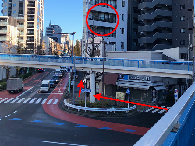 ⑧歩道橋を降りたら矢印の方向へ（恵比寿プライムスクエア方面）